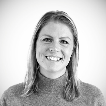 Kvinna som ler på ett svartvitt foto