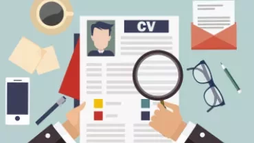Illustration av en person som granskar ett CV med kontorstillbehör runt omkring.