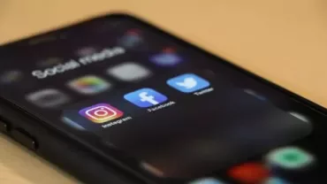 Smartphone screen showing social media apps: Instagram, Facebook, Twitter.