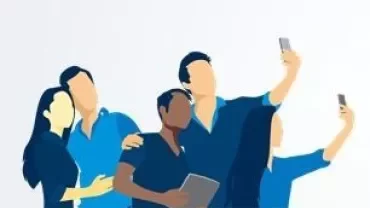 En grupp på fem personer som tar en selfie tillsammans.