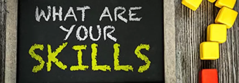 Svart tavla med texten 'What are your skills?' och färgglada block i form av ett frågetecken.